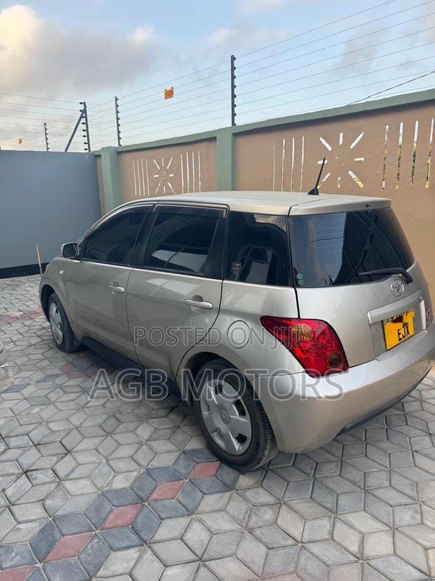 Toyota IST 2004 Gold