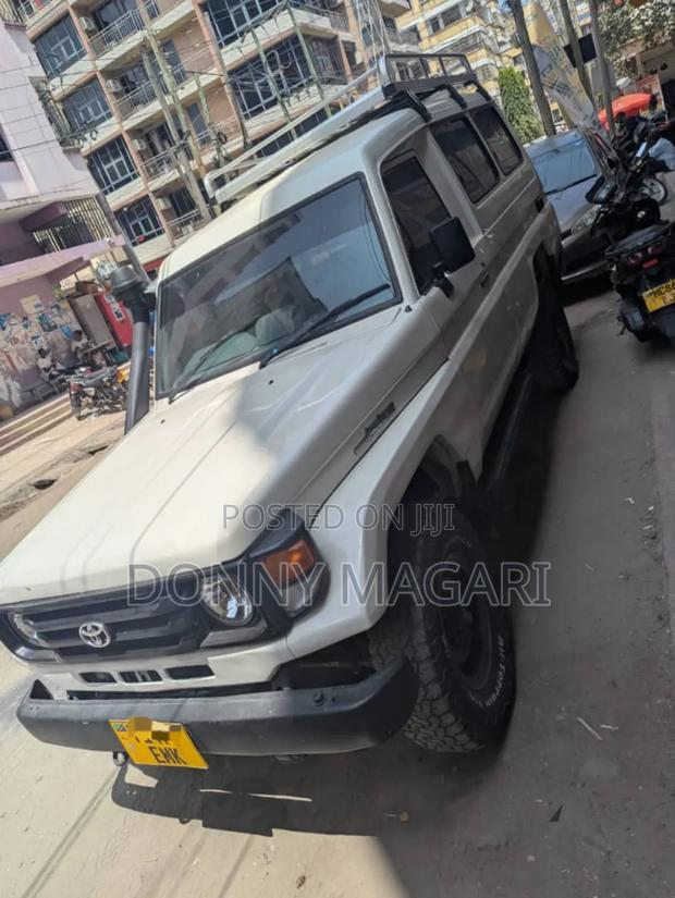 Toyota Land Cruiser 2010 White