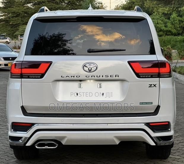 Toyota Land Cruiser LC300 2023 Pearl