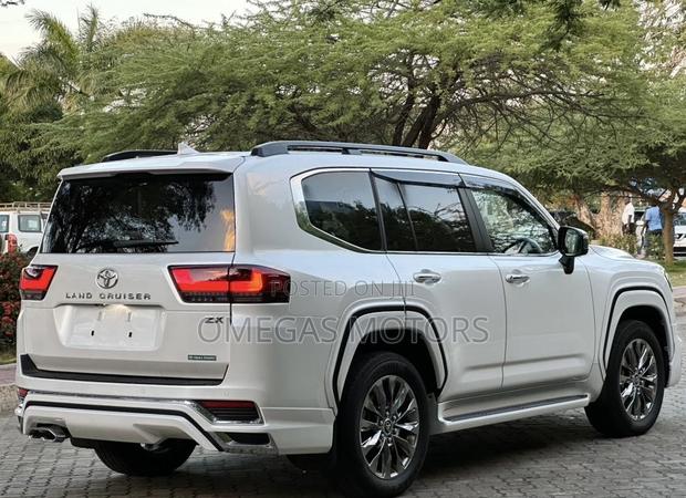 Toyota Land Cruiser LC300 2023 Pearl