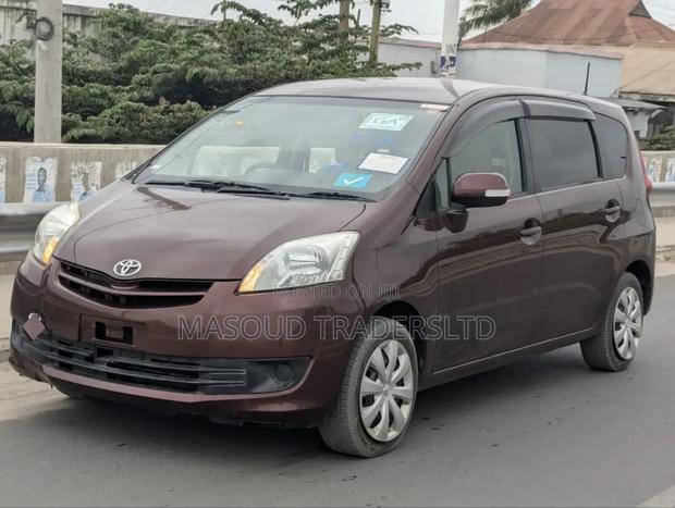 Toyota Passo Sette 2010 Maroon