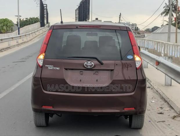 Toyota Passo Sette 2010 Maroon