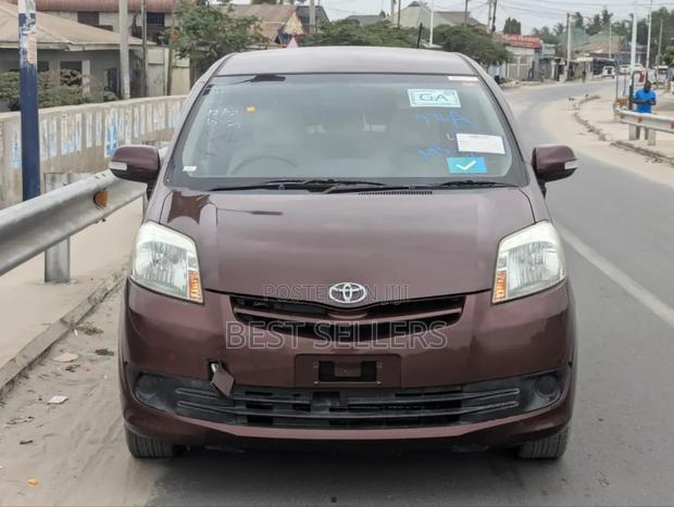 Toyota Passo Sette 2010 Maroon