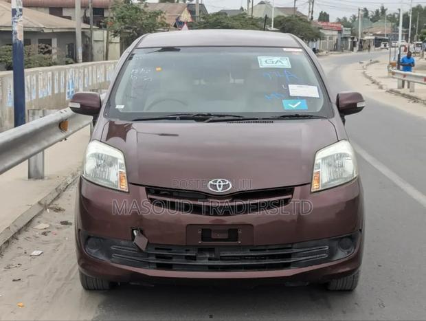 Toyota Passo Sette 2010 Maroon