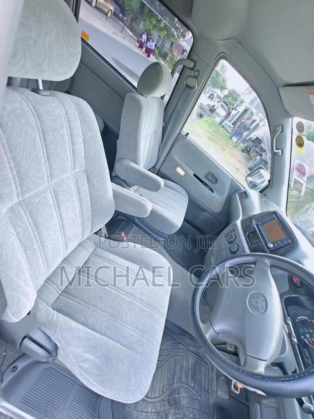 Toyota Noah 2001 Silver