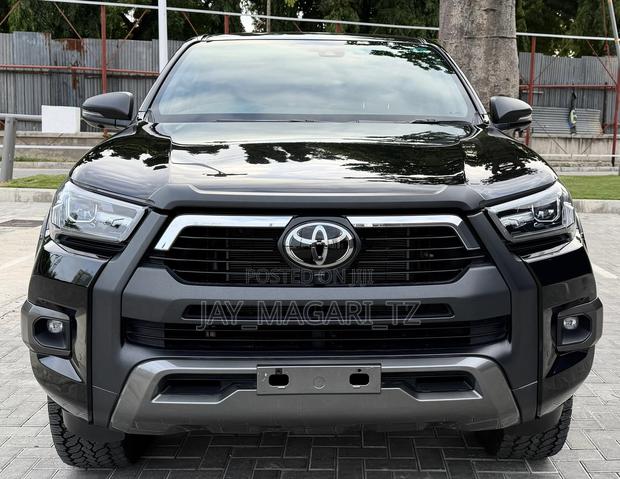 Toyota Hilux 2024 Gray