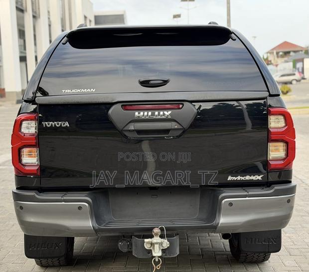 Toyota Hilux 2024 Gray