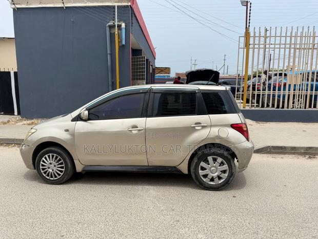 Toyota IST 2003 Gold