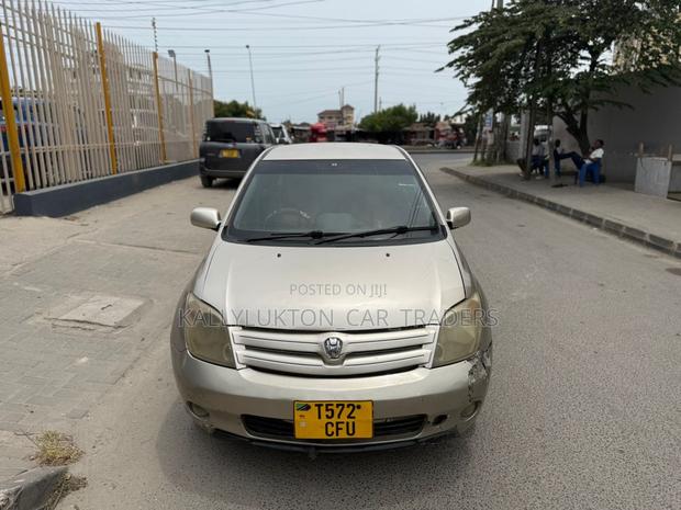 Toyota IST 2003 Gold