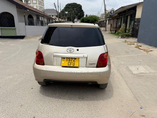 Toyota IST 2003 Gold