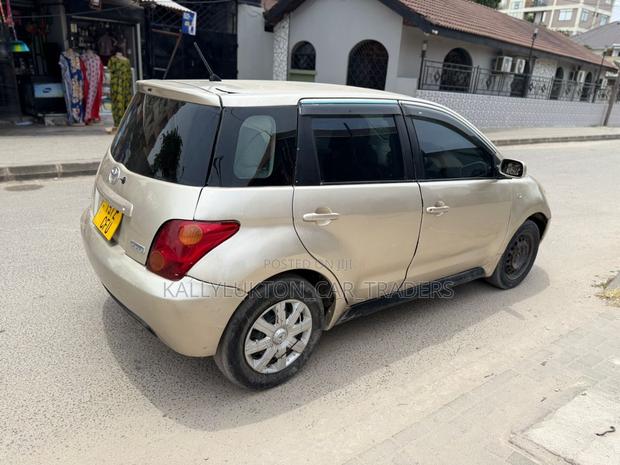 Toyota IST 2003 Gold