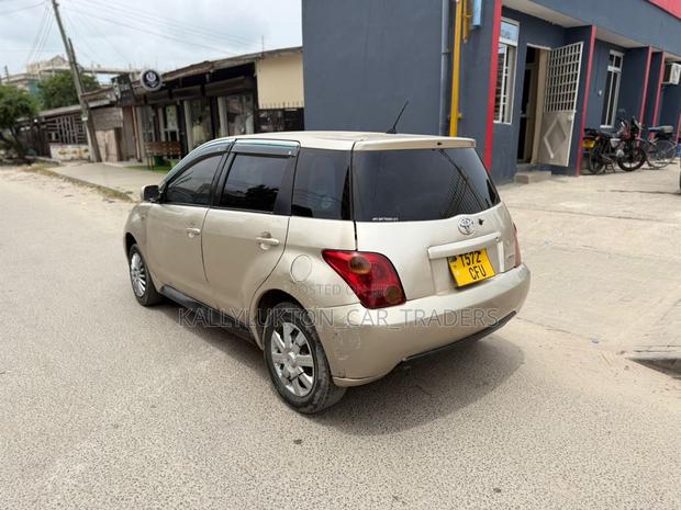 Toyota IST 2003 Gold