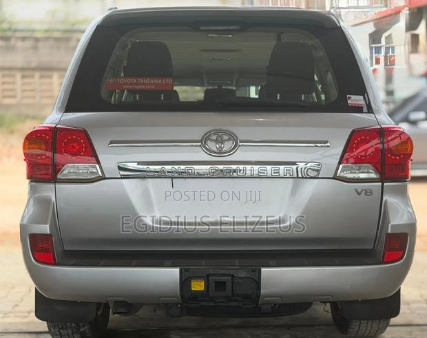 Toyota Land Cruiser 2010 Silver