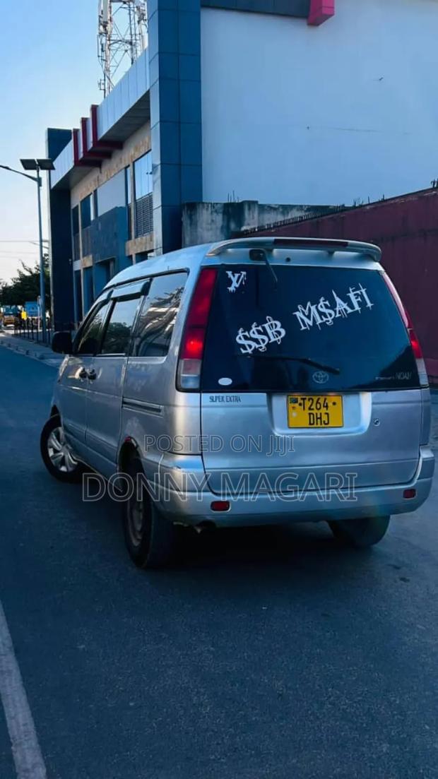 Toyota Noah 2.0 AWD (8 Seater) 2005 Silver