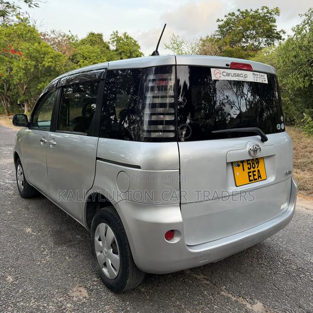 Toyota Sienta 2005 Silver