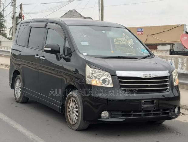 Toyota Noah 2.0 158hp AWD (8 Seater) 2008 Black