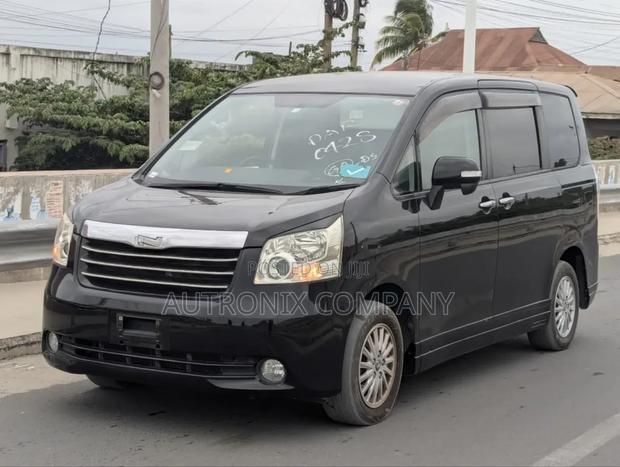 Toyota Noah 2.0 158hp AWD (8 Seater) 2008 Black