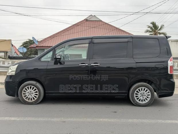 Toyota Noah 2.0 158hp AWD (8 Seater) 2008 Black