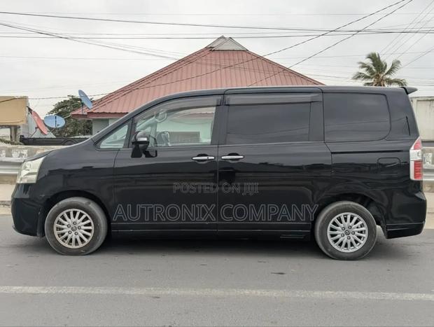 Toyota Noah 2.0 158hp AWD (8 Seater) 2008 Black