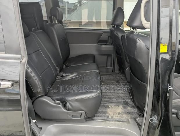 Toyota Noah 2.0 158hp AWD (8 Seater) 2008 Black