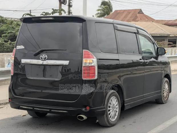 Toyota Noah 2.0 158hp AWD (8 Seater) 2008 Black
