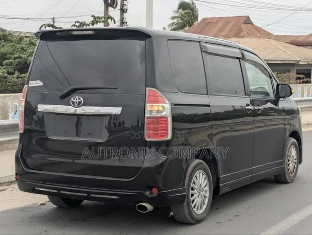 Toyota Noah 2.0 158hp AWD (8 Seater) 2008 Black