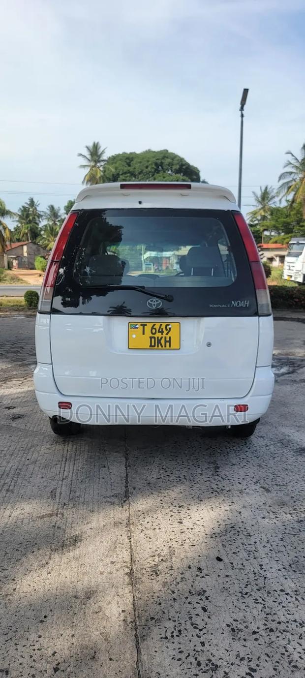 Toyota Noah 2001 White
