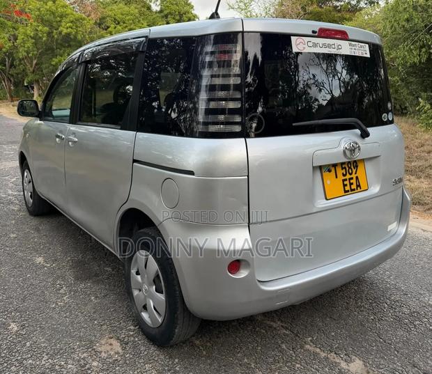 Toyota Sienta 2006 Silver