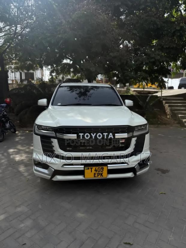 Toyota Land Cruiser 2016 White