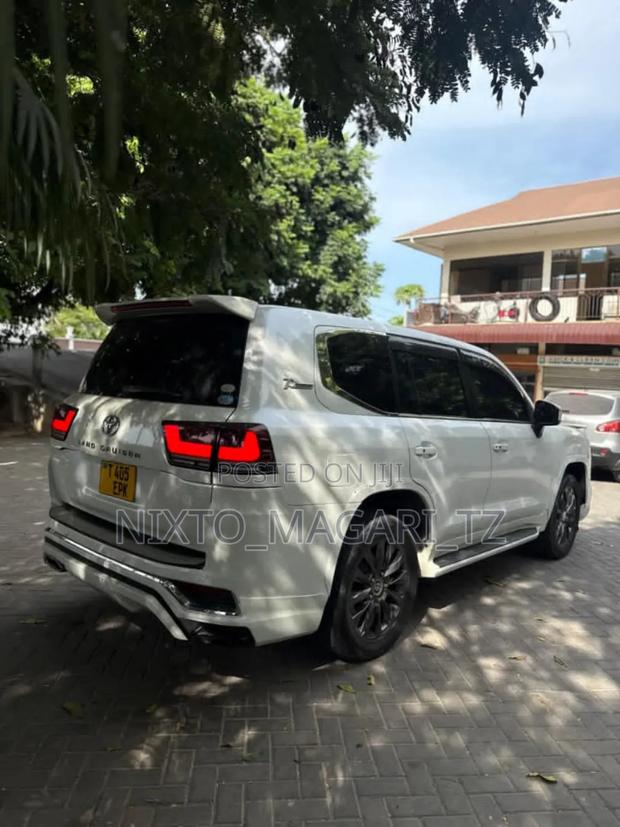 Toyota Land Cruiser 2016 White