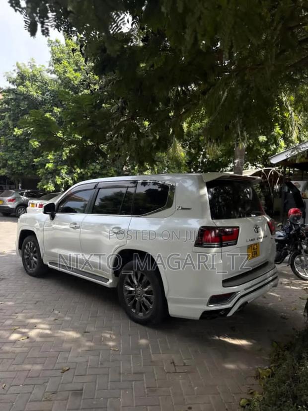 Toyota Land Cruiser 2016 White