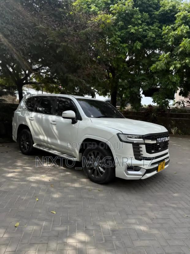 Toyota Land Cruiser 2016 White