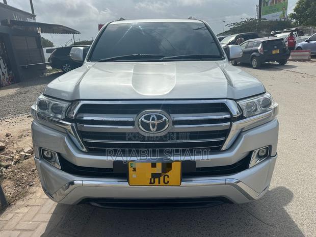 Toyota Land Cruiser 4.6 V8 ZX 2018 Silver