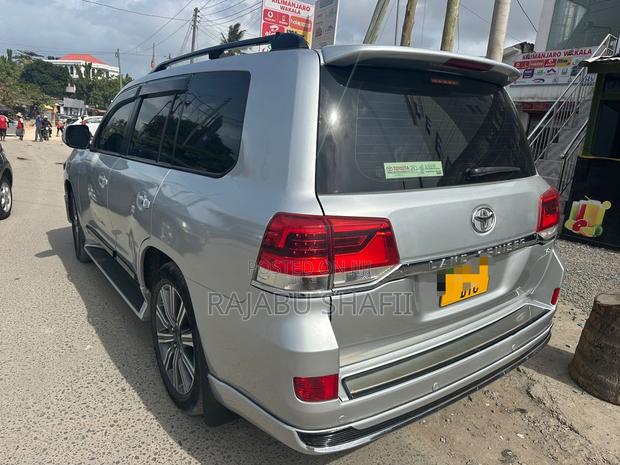 Toyota Land Cruiser 4.6 V8 ZX 2018 Silver