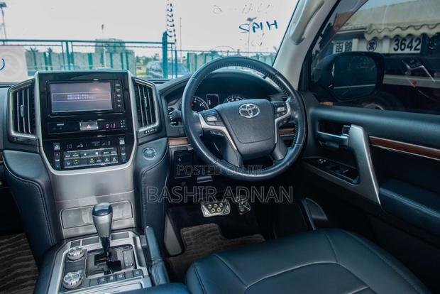 Toyota Land Cruiser 4.6 V8 AX 2016 Black