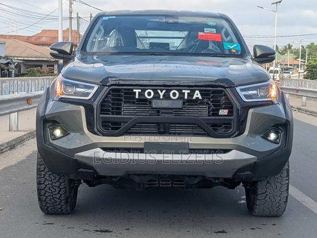 Toyota Hilux 2024 Gray