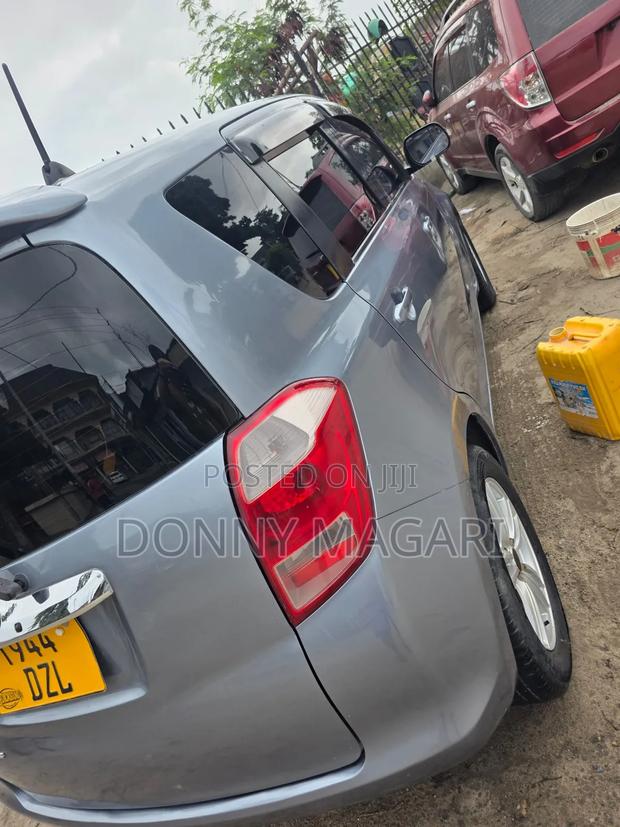Toyota Ractis 2009 Gray