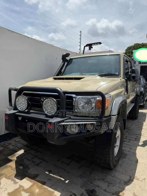 Toyota Land Cruiser 2021 Gold