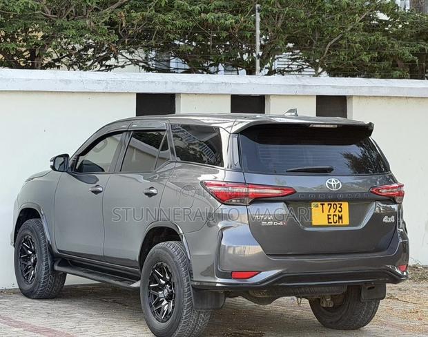 Toyota Fortuner 2023 Gray