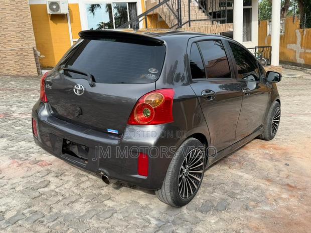 Toyota Vitz 2009 Gray