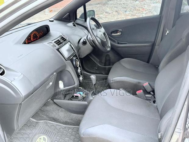 Toyota Vitz 2009 Gray