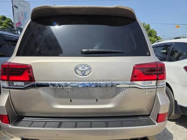 Toyota Land Cruiser 2018 Beige