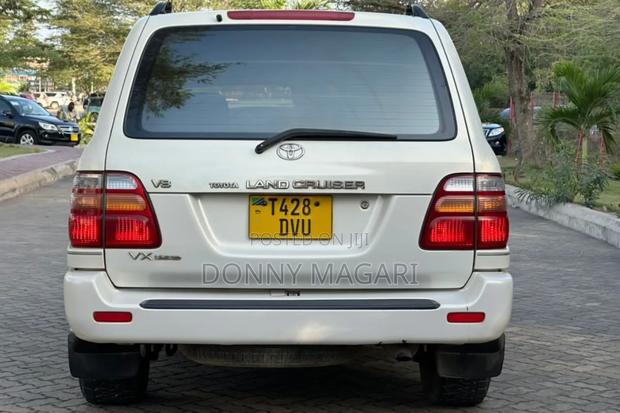 Toyota Land Cruiser 2000 White