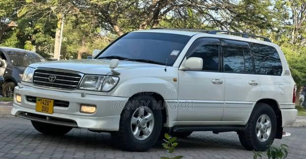 Toyota Land Cruiser 2000 White