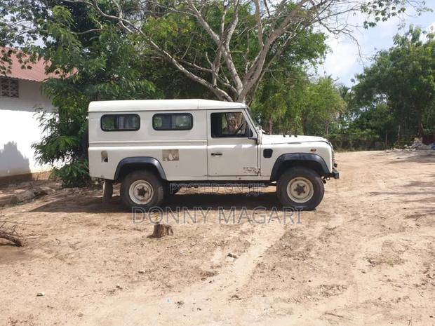 Land Rover Defender 2022 White