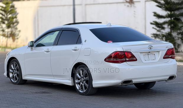 Toyota Crown 2009 White