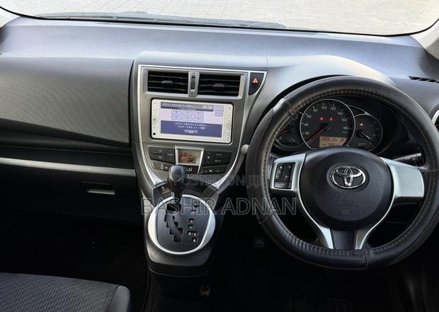 Toyota Ractis 2012 Silver