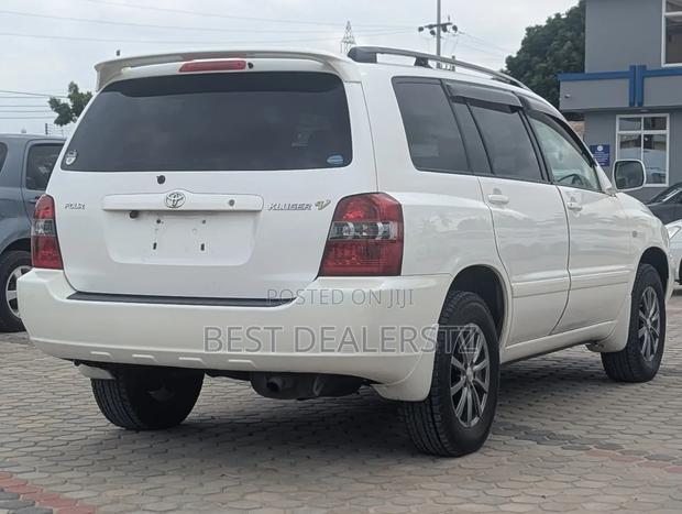 Toyota Kluger 2001 White