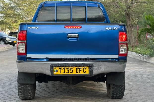 Toyota Hilux 2013 Blue