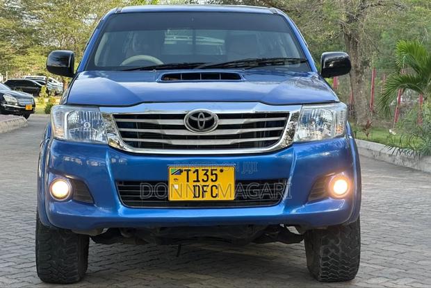 Toyota Hilux 2013 Blue